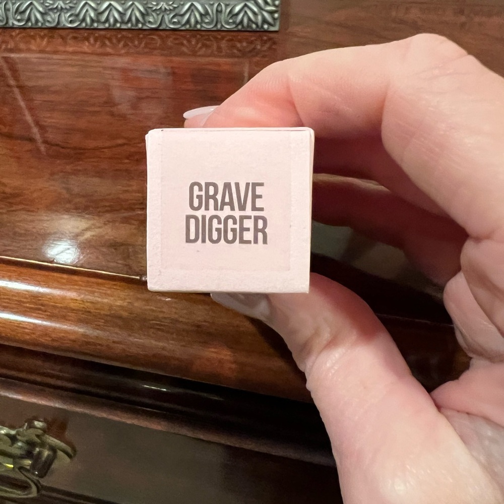 Jeffree Star Grave Digger Velvet Trap. NWT